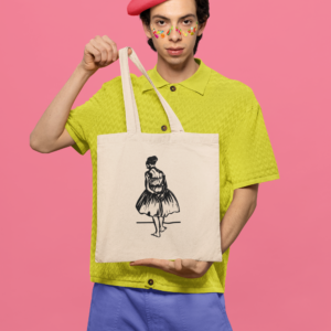 En la imagen se observa un joven que viste playera amarilla, pantalón azul y boina roja con la bolsa de diseño Ensayo, impresa en tdf full collor.