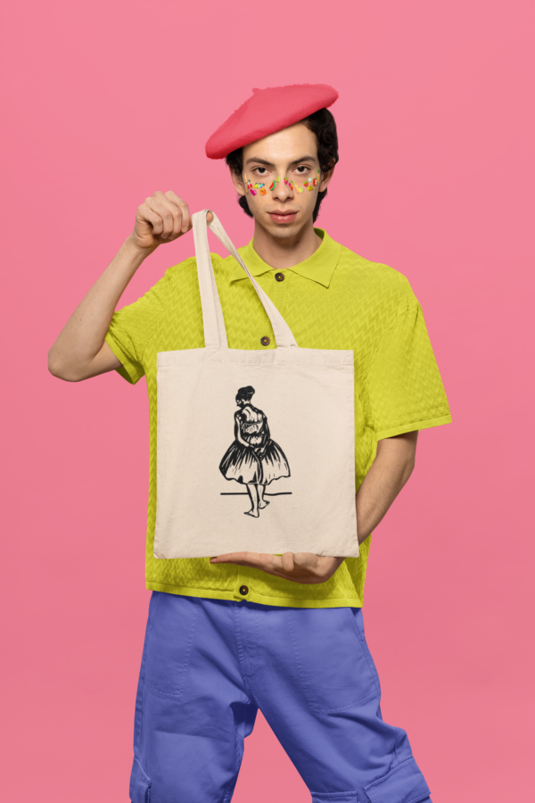 En la imagen se observa un joven que viste playera amarilla, pantalón azul y boina roja con la bolsa de diseño Ensayo, impresa en tdf full collor.